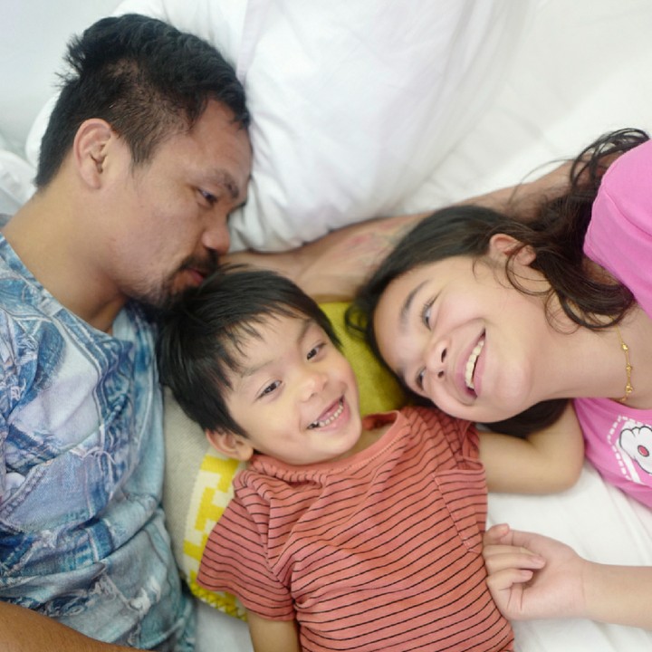 <p>Walaupun mantan juara dunia tinju di delapan kelas berbeda ini gahar di ring dan sering bikin K.O lawan-lawannya, tapi di rumah Pacquiao family man banget. (Foto: Instagram/jinkeepacquiao)  </p>