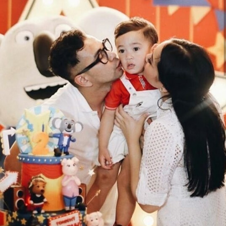 <p>Throwback ulang tahun Rafathar tahun lalu, saat usianya genaop dua tahun. Cup, dapat ciuman sayang dari orang tuanya. (Foto: Instagram @chevirgo)</p>