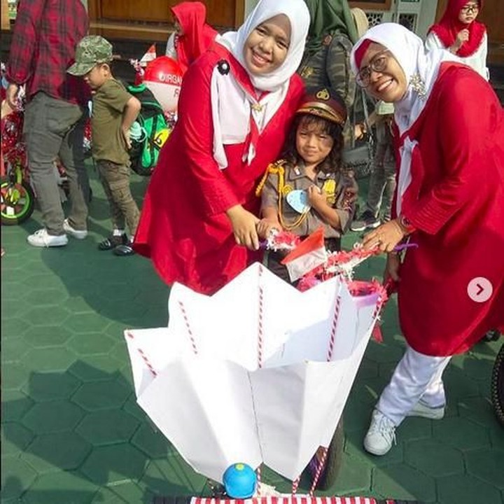 <p>Wah ada polwan cilik lagi ikut pawai 17 Agustus. (Foto: Instagram @acha_achilove)<br /><br /></p>