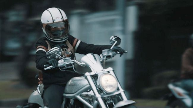Motor besar identik dengan pria dan petualangan. Tapi ternyata ada juga wanita yang sering melakukannya.