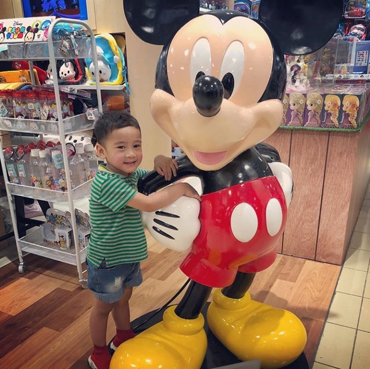 <p>Beberapa hari sebelum ulang tahun, Rafathar dan keluarganya sempat liburan singkat di Singapura. Di sini, Rafathar happy banget ketemu patung Mickey Mouse. (Foto: Instagram @raffinagita1717)</p>