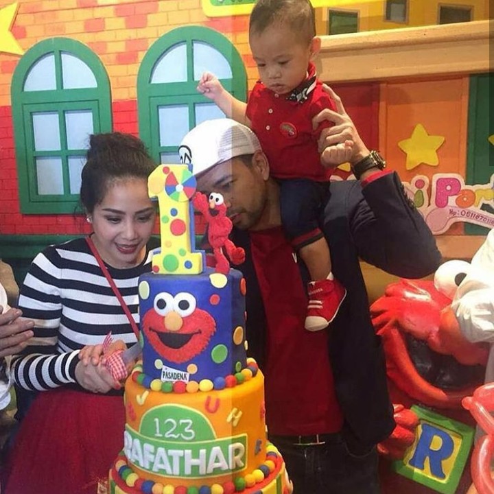 <p>Sedangkan yang ini ulang tahun pertama Rafathar. Colorful banget nih, gemas... (Foto: Instagram @chevirgo)</p>
