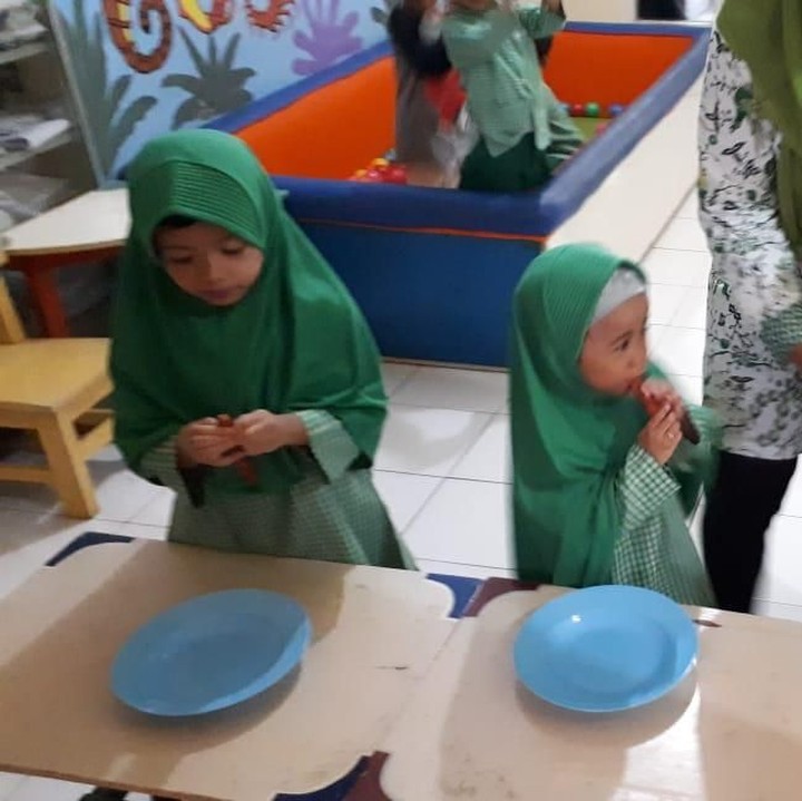 <p>Anak-anak TK ini antusias mengikuti lomba makan sosis. Yummy! (Foto: istimewa)</p>