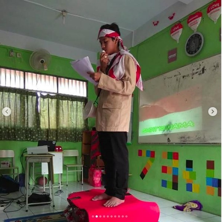 <p>Seorang anak mengikuti lomba membaca puisi. (Foto: Instagram @sit.ruhama)<br /><br /></p>
