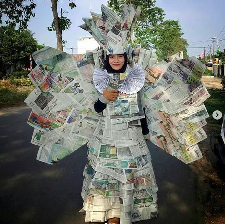<p>Kreatif ya anak ini, bahan baju pawainya terbuat dari koran. (Foto: Instagram @Sriharun87.sh)<br /><br /></p>