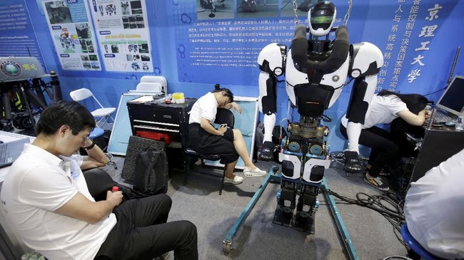 Pria asal China menciptakan robot yang bisa menemukan kebocoran di saluran pipa air dan menyelamatkan cadangan air dunia.