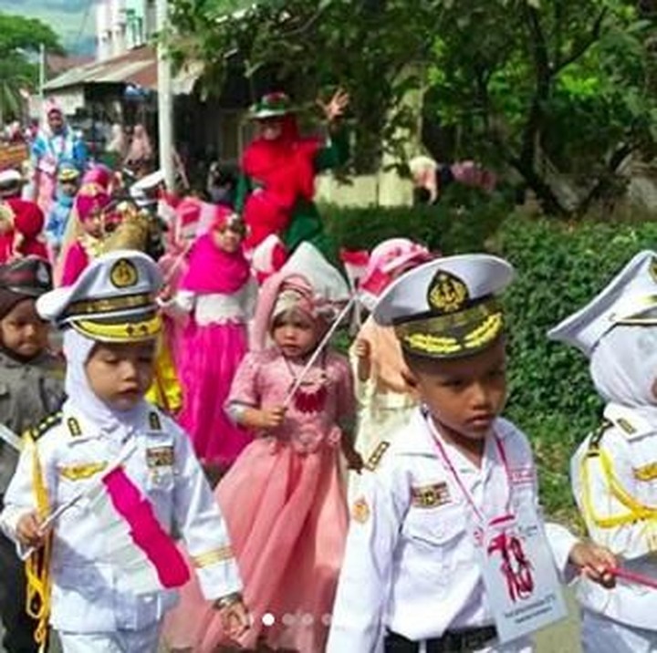 <p>Anak-anak pawai 17 Agustus dengan mengenakan berbagai baju profesi. (Foto: Instagram @metakeumala)</p>