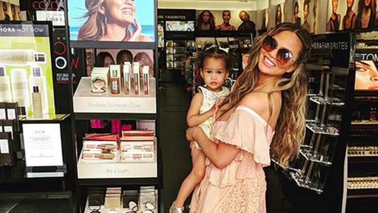 Rasanya sulit banget bisa dapat foto bareng batita dengan pose dia tersenyum. Hal ini juga dialami Chrissy Teigen, Bun.