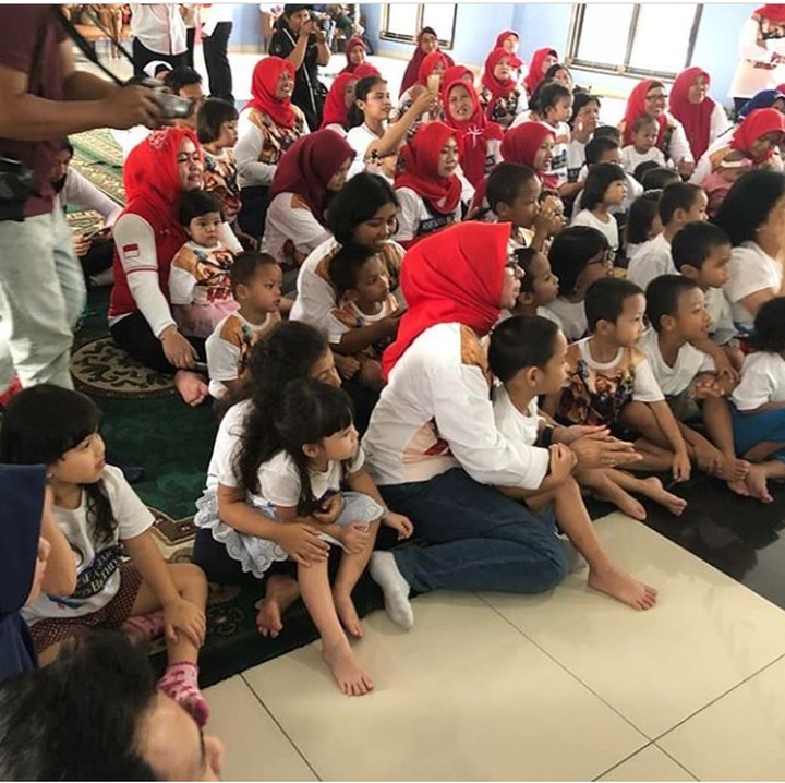<p>Rafathar juga merayakan ulang tahunnya bersama anak-anak panti asuhan. (Foto: Instagram @nisyaa)</p>