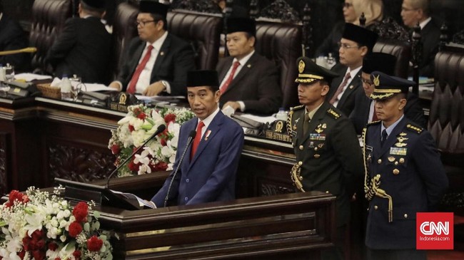 Jokowi di Pidato Sidang Tahunan MPR Rabu (16/8) berbicara banyak soal ekonomi RI mulai dari kritik jalan tak bisa dimakan hingga anggaran kemiskinan Rp3.212.