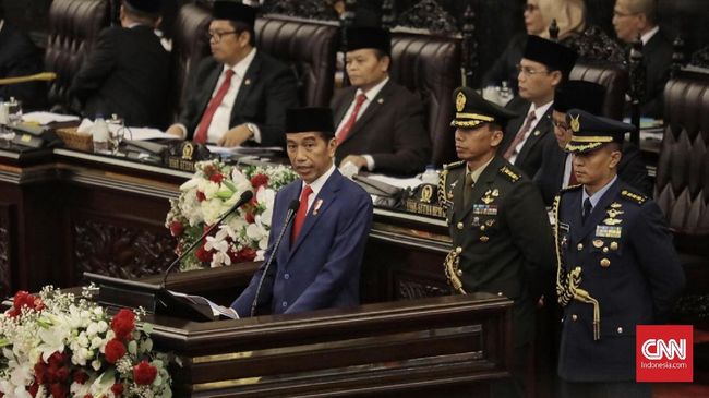 Jokowi Sebut Corona Lompatan Besar RI Jadi Negara Maju Jokowi mengatakan krisis yang terjadi akibat corona bisa menjadi momentum bagi RI untuk melakukan loncatan besar menjadi negara maju pada 2045 mendatang.