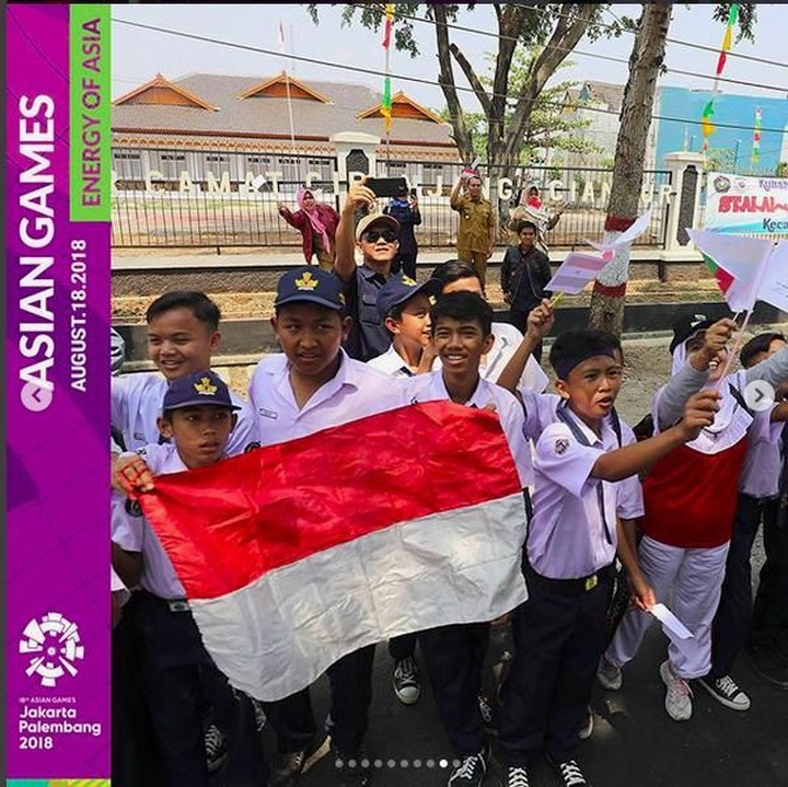 <p>Para pelajar Bandung memeriahkan pawai obor Asian Games 2018 dengan membentangkan bendera Merah Putih. (Foto: Instagram @asiangames2018). <br /><br /></p>