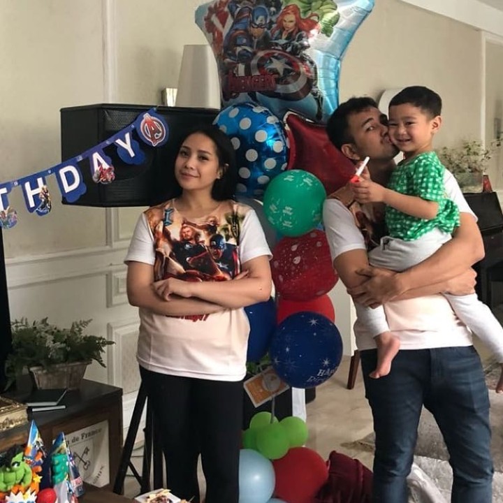 <p>Jadi ini ceritanya keluarga bikin pesta kejutan buat Rafathar. (Foto: Instagram @chevirgo)</p>