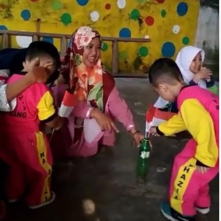 <p>Anak-anak TK ikut merayakan lomba 17 Agustus dengan memasukkan bendera dalam botol. (Foto: Instagram @alwazza.pratama)</p>