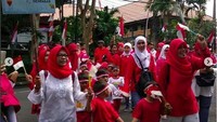 <p>Anak-anak di Bali berpawai dengan menggunakan baju merah putih dan tidak lupa membawa bendera merah putih mini. (Foto: Instagram @lisa_cianjur)</p>