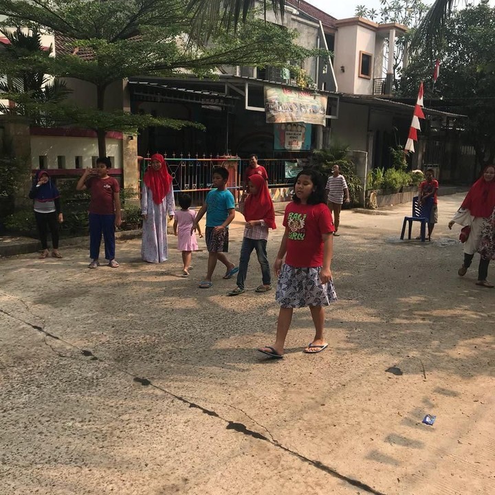 <p>Beginilah ekspresi anak-anak mengikuti lomba sendok kelereng. Serius banget ya, Bun. He-he-he. (Foto: Reno P)</p>