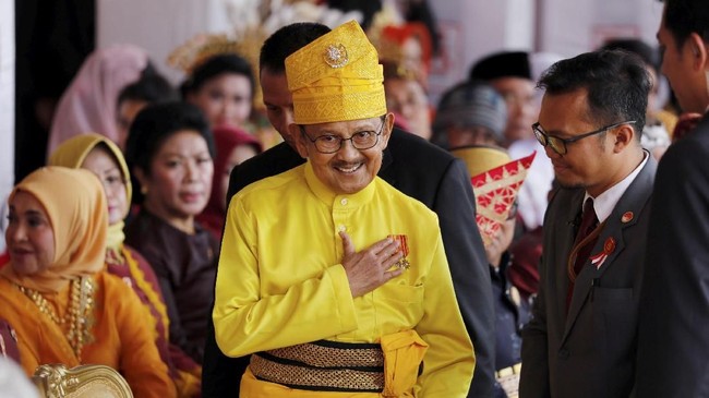 Presiden Indonesia ke-tiga, BJ Habibie menginginkan kedua kubu Pilpres 2019 untuk rekonsiliasi dan tidak membawa demokrasi yang sudah dicapai menjadi mundur.