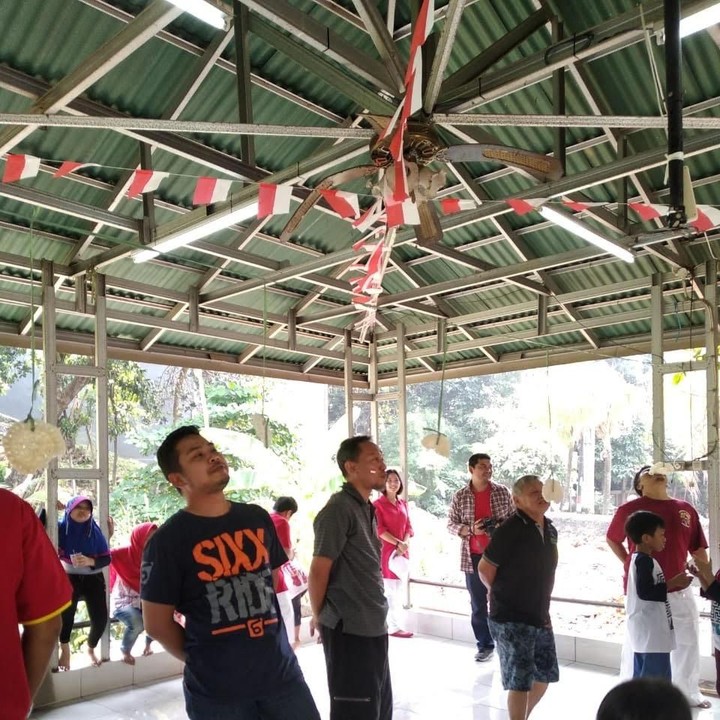 <p>Para ayah juga ikut lomba makan kerupuk lho. Ayo habiskan, Yah! (Foto: istimewa)</p>