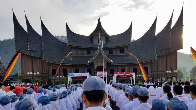 PT Bukit Asam Tbk. (PTBA) dan PT Bhanda Ghara Reksa (Persero) menyelenggarakan Upacara Peringatan 73 tahun Kemerdekaan Indonesia di Istana Pagaruyung, Sumbar.