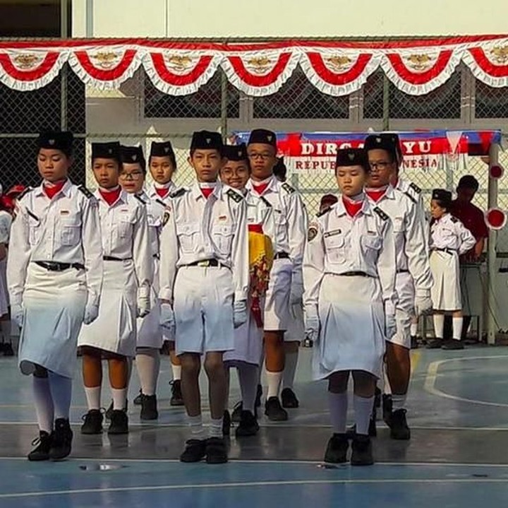 <p>Anak-anak tampak serius mengikuti upacara 17 Agustus. (Foto: Instagram @lietayjap)<br /><br /></p>