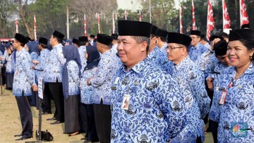 Pegawai PNS tiba menghadiri Upacara Kemerdekaan RI ke-73 di Lapangan Banteng, Jakarta, Jumat (17/8). Upacara diikuti pejabat Pemerintah Provinsi DKI Jakarta dan ratusan pegawai negeri sipil (PNS) DKI Jakarta yang berbaris memanjang dengan mengenakan batik Korpri biru dan celana hitam. Bagi peserta upacara pria mengenakan peci hitam. Tak ketinggalan pelajar, petugas pemadam kebakaran, anggota Kepolisian RI (Polri), Tentara Nasional Indonesia (TNI) baik itu angkatan darat, laut, dan udara ikut dalam barisan upacara.(CNBC Indonesia/Muhammad Sabki)