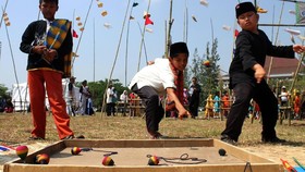 8 Permainan Tradisional untuk Lomba 17 Agustus, Egrang hingga Gasing
