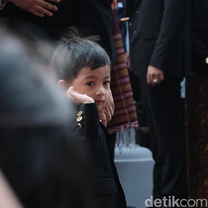 <p>Jan Ethes melambaikan tangannya kepada para jurnalis di Istana. Aih, bikin gemas maksimal! (Foto: Andhika Prasetya/detikcom)</p>