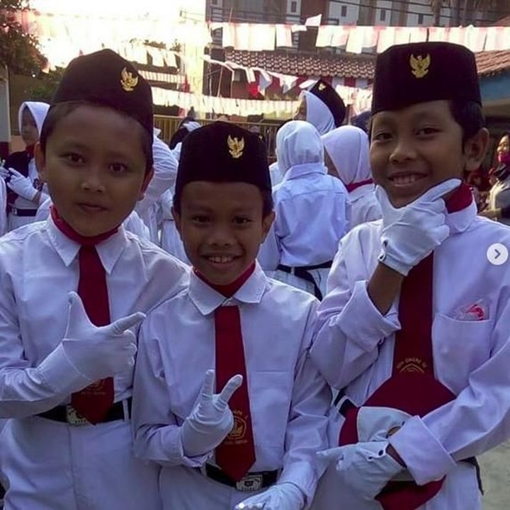 <p>Anak-anak menjadi petugas upacara 17 Agustus. Foto dulu ya sebelum upacara. (Foto: Instagram @wiwiedcabie). <br /><br /></p>