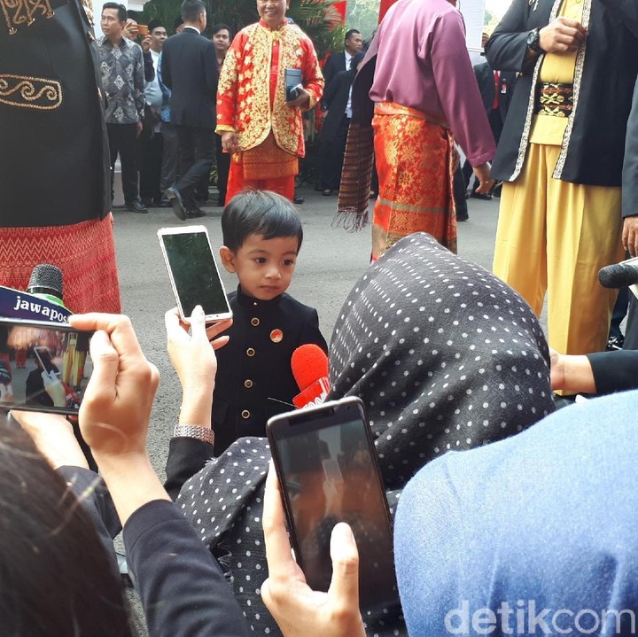 <p>Hmm, apa keterangan yang hendak diberikan Jan Ethes pada wartawan di Istana ya? He-he-he. (Foto: Andhika Prasetya/detikcom)</p>