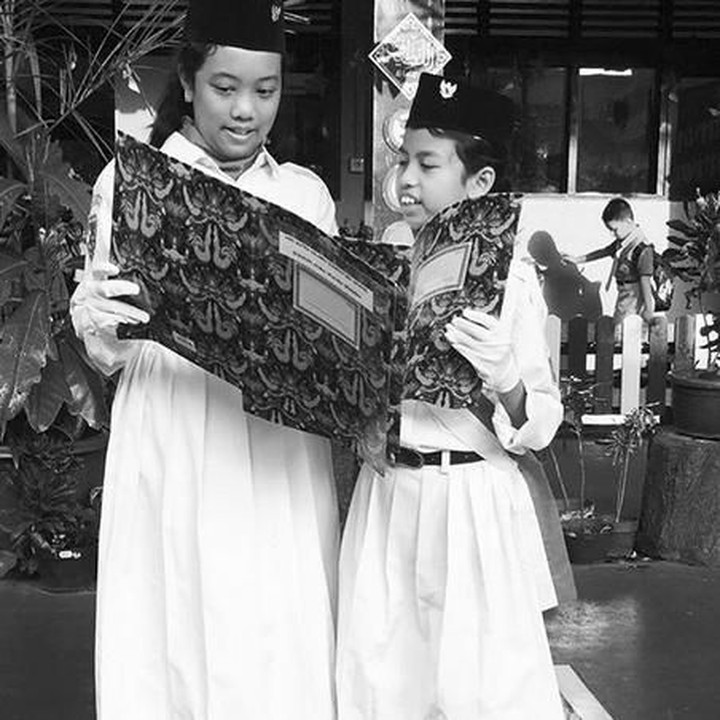 <p>Latihan dulu ya sebelum menjadi petugas upacara. (Foto: Instagram @mihaow)<br /><br /></p>