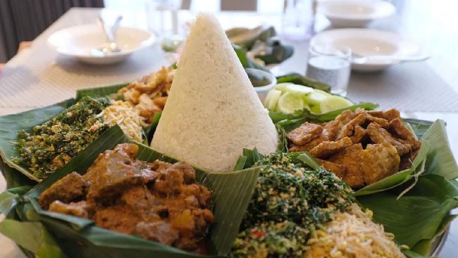 Makna Tumpeng Megono dan Punar di HUT RI Tumpeng sudah ada sejak masuknya agama Hindu dari India di dataran Jawa. Bentuk kerucutnya disebut menggambarkan Gunung Mahameru.