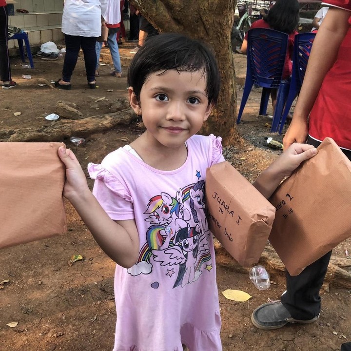 <p>Yeay! Happy banget gadis cilik yang satu ini memborong hadiah lomba 17 Agustus. Selamat ya, Nak! (Foto: Niken Widya/detikcom)</p>