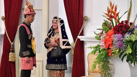 Sentuhan Keemasan di Busana Minangkabau Iriana Jokowi
