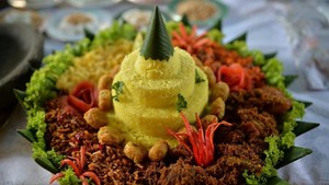 Makna dan Sejarah Tumpeng yang Heboh di Media Sosial