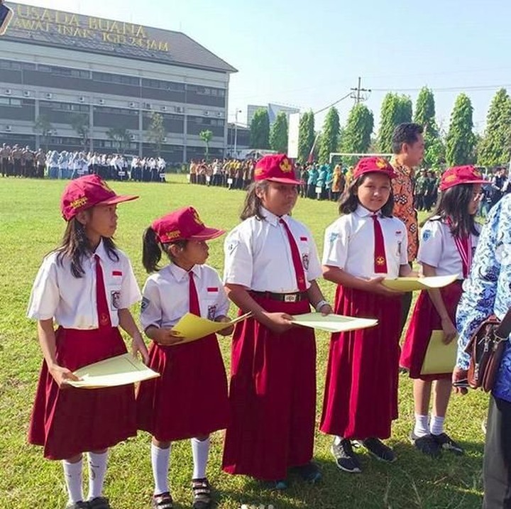 <p> Anak-anak yang berprestasi mendapat penghargaan di acara upacara 17 Agustus. (Foto: Instagram @asmaranty_mom)</p>