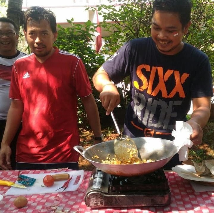 <p>Ayah juga nggak mau kalah ikutan lomba 17 Agustus nih. Yap, para ayah lomba masak nasi goreng. Hmm, siapa yang nasi gorengnya paling lezat ya? Hi-hi-hi. (Foto: istimewa)</p>