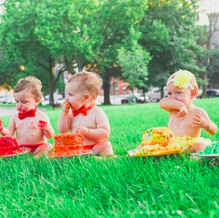 <p>Lucu banget ya, Bun, masing-masing bayi udah sibuk dengan cake-nya. Hi-hi-hi. (Foto: Instagram/ @jcarr_photosnaps)  </p>