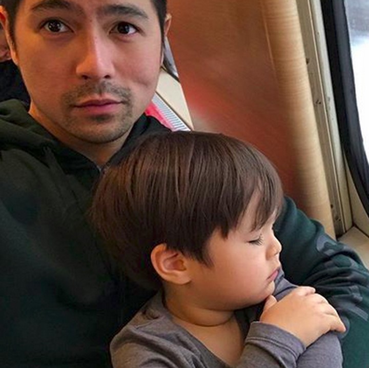 <p>Coba Uncle Eric juga tertidur di kereta kayak El Barack, bisa-bisa disebut anak kembar lagi tertidur nih. He-he-he. (Foto: Instagram/ @ericbanaiskandar)  </p>