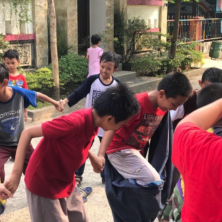 <p>Wah! serunya anak-anak ikut lomba estafet sarung. (Foto: Reno P)</p>