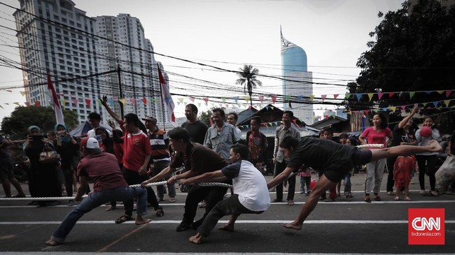 Niat Pecahkan Rekor MURI, Lomba Tarik Tambang Sulsel Tewaskan 1 Orang Acara pemecahan rekor MURI tarik tambang yang melibatkan 5.000 peserta di Makassar menyebabkan satu orang meninggal dunia.