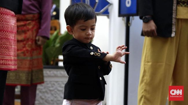 Presiden Joko Widodo melepas tawa kecil, mengetahui kecemburuan putra bungsunya, Kaesang, terhadap cucu pertama keluarga, Jan Ethes Srinarendra.