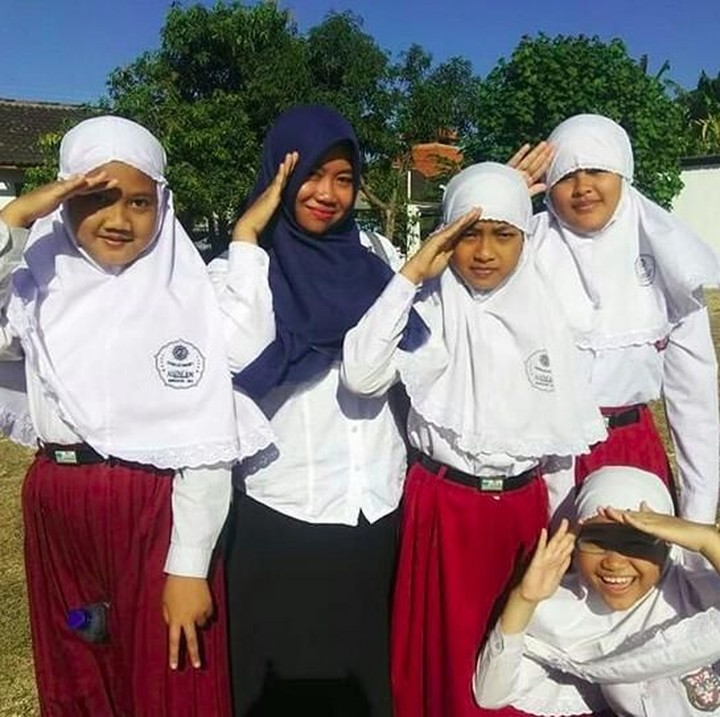 <p>Meski matahari bersinar terik, mereka semangat mengikuti upacara 17 Agustus. (Foto: Instagram @chacaarn)</p>