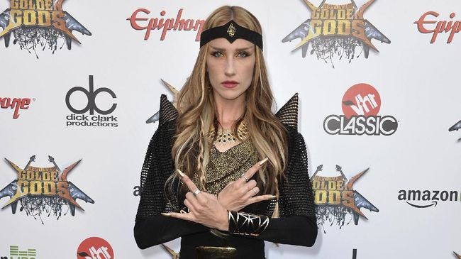 Menurut pernyataan resmi pada Kamis (16/8), Jill Janus vokalis band heavy metal Huntress meninggal bunuh diri, dalam usia 43 tahun.