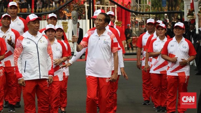 Jokowi terlihat ikut bergoyang saat Via Vallen menyanyikan lagu 'Meraih Bintang' pada pembukaan Asian Games 2018 di Stadion Gelora Bung Karno, Jakarta.