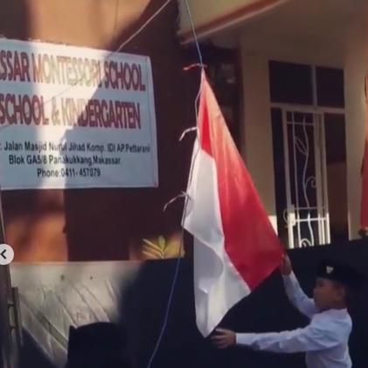 <p>Bendera merah putih dikibarkan paskibraka cilik. (Foto: Instagram @nayurizal)<br /><br /></p>