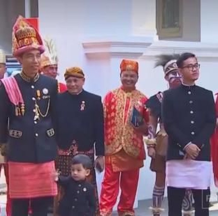 <p>Jan Ethes bersama Mbah Owi saat menjelang upacara 17 Agustus di Istana. Jan Ethes mengenakan baju tradisional Aceh, sama seperti kakek dan ayahnya, Gibran Rakabuming. (Foto: CNN Indonesia)</p>