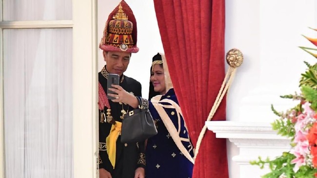 Presiden Jokowi dan Ibu Negara Iriana membuka festival keraton dan menyedot perhatian masyarakat di Festival Keraton dan Masyarakat Adat ASEAN.