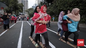 FOTO: Keceriaan Bermain Permainan Tradisional Indonesia
