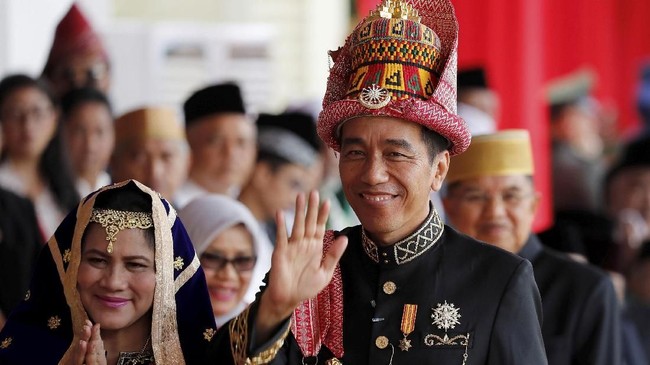 Presiden Jokowi terkekeh menanggapi perdebatan yang mempersoalkan dia menggunakan peran pengganti alias stuntman dalam video pembukaan Asian Games 2018.