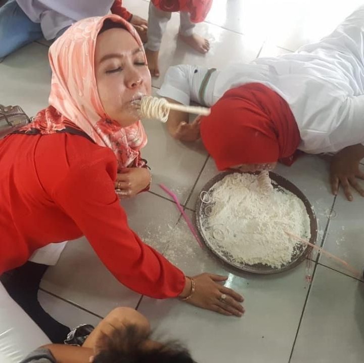 <p>Totalitas seorang bunda saat ikut lomba. Bibir sampai cemong nggak masalah yang penting berusaha untuk menang ya, Bun. (Foto: istimewa)</p>